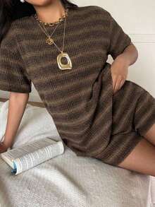 Conjunto de camiseta de manga corta y pantalones cortos de punto a rayas para mujer de estilo casual - Marrón Chocolate - Ver 4