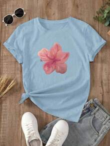 Women's Light Blue Oversized Summer T-Shirt With Pink Floral Print. Loose-Fitting Round Neck T-Shirt With Pink Hibiscus Flower Design, Fresh And Feminine Style. Casual Short-Sleeved Blue T-Shirt With Floral Print, Ideal For Beach And Summer Looks. - YH410-藍色 - 查看 2