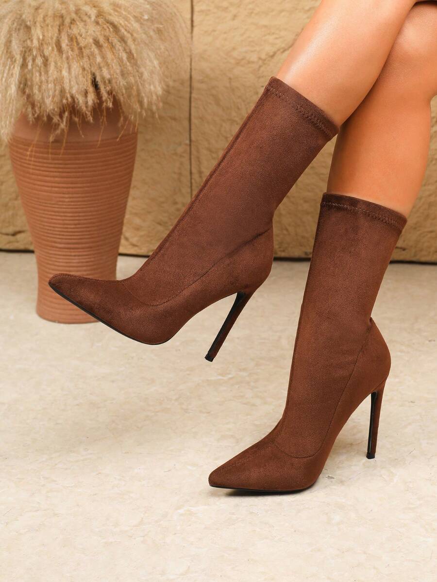 Giày bốt cao gót mũi nhọn màu cà phê, chất liệu Lycra co giãn, cao đến giữa bắp chân, cao 12cm, kiểu dáng gợi cảm dành cho nữ, thích hợp cho mùa thu/đông.