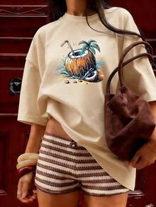 Camiseta con Coco en la Playa y Detalles de Arena y Agua,Camiseta de manga corta de moda para primavera y verano de 2026, hecha en México, 180 gramos. Estampado de dibujos animados, modelo de pareja, apta para uso interior o exterior. Cuello redondo, unisex, ideal para oficina y ocio. Paquete de una pieza. - APR-P631577SLNDXZGY454 - Ver 4