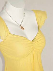 Top sin mangas con volantes, escote con pliegues, ajuste ceñido, parches de malla sexy, espalda con lazo, top casual de vacaciones - Amarillo claro - Ver 4