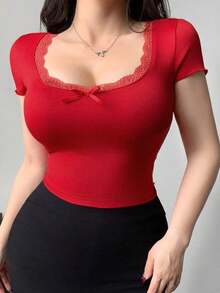 Camiseta ajustada de manga corta con cuello cuadrado, decoración de lazo de encaje y contraste para el Día de San Valentín - Rojo - Ver 2