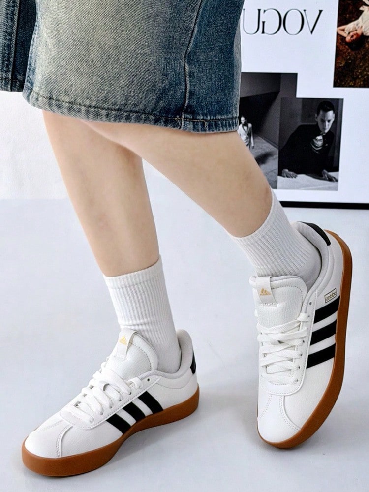 Giày thể thao cổ thấp adidas VL COURT 3.0 thoải mái và đa năng, sản xuất tại Đức, dành cho cả nam và nữ, màu đen và trắng. - Đen và trắng - Xem 1