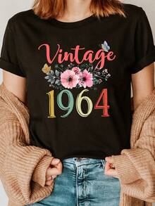 Camiseta de manga corta con cuello redondo y estampado floral de letras de moda con diseño de vino de 1964, top casual para verano y primavera, ropa de mujer - Negro - Ver 1