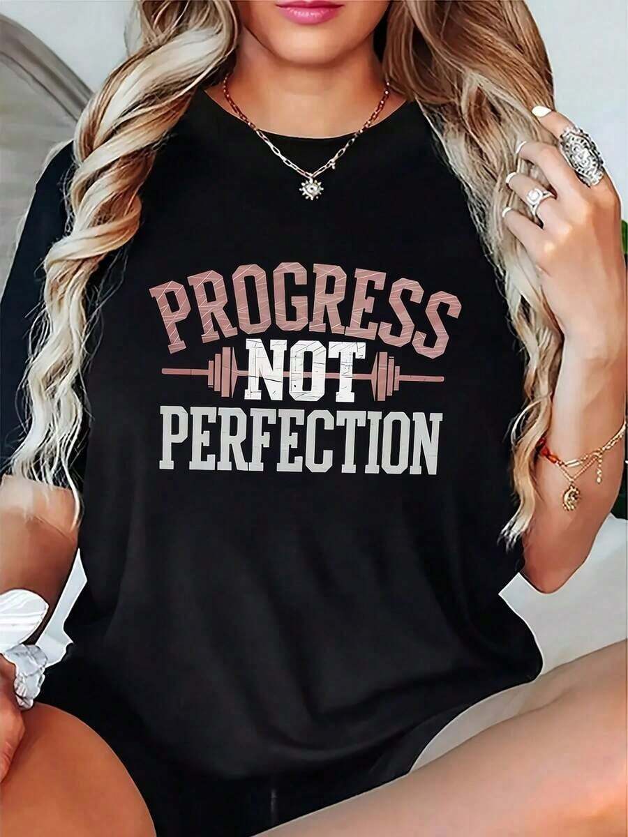 Camiseta negra para mujer y unisex con diseño de levantamiento de pesas en rosa - Motivador "Progreso, no Perfección", tela suave, transpirable y de peso medio, manga corta, cuello redondo, adecuada para uso casual, lavable a máquina. - Negro - Ver 1