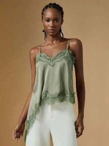 Camiseta de mujer de verano con encaje asimétrico, top blanco, regalo de San Valentín para mujeres, top elegante de mujer, top de verano, vacaciones de mujer, estilo de dinero antiguo / Top camisero de mujer con ribete de encaje de satén y cuello - Verde - Ver 1