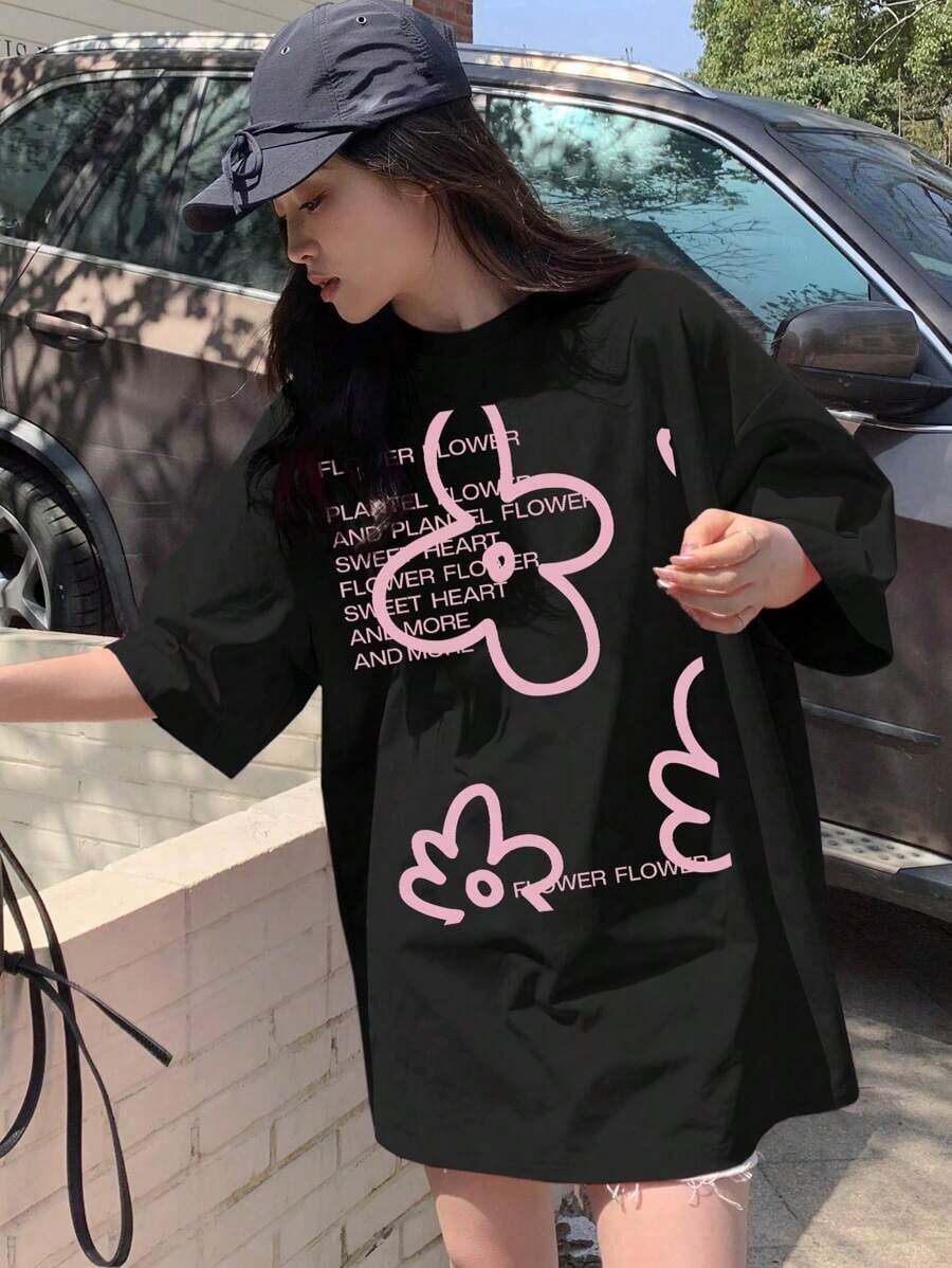 Camiseta de mujer de verano con ajuste holgado, cuello redondo y hombros caídos con estampado floral y de eslogan, "FLOWER SWEET HEART AND MORE" Blusas lindas y holgadas, Camisetas gráficas para Pascua - Negro - Ver 1