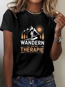 La camiseta premium de manga corta y cuello redondo, con estampado de paisaje montañoso, es perfecta para mujeres que buscan tranquilidad en las temporadas de primavera y verano. Esencial - Negro - Ver 1