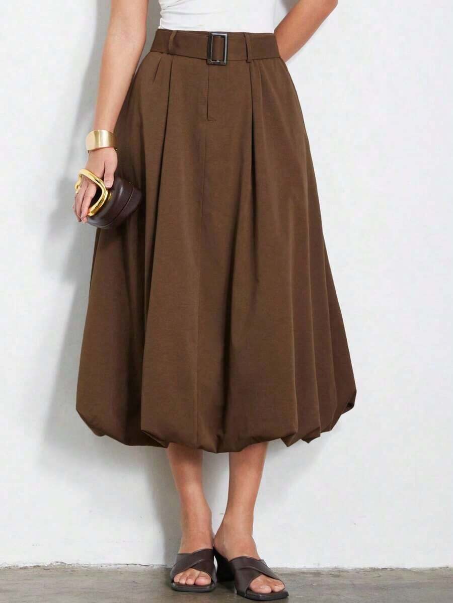 Falda plisada con volante floral, marrón chocolate, retro-moderna, casual urbana, cálida para otoño/invierno, diseño de cintura ancha, silueta de globo, longitud media, dobladillo esponjoso, textura sedosa, tela suave, de alta gama, ajuste estilizador, estilo lujoso, caída cómoda, prenda de moda, esencial versátil, adecuada para ir al trabajo, salidas de fin de semana, citas en cafeterías, reuniones casuales y talla grande - Marrón - Ver 1