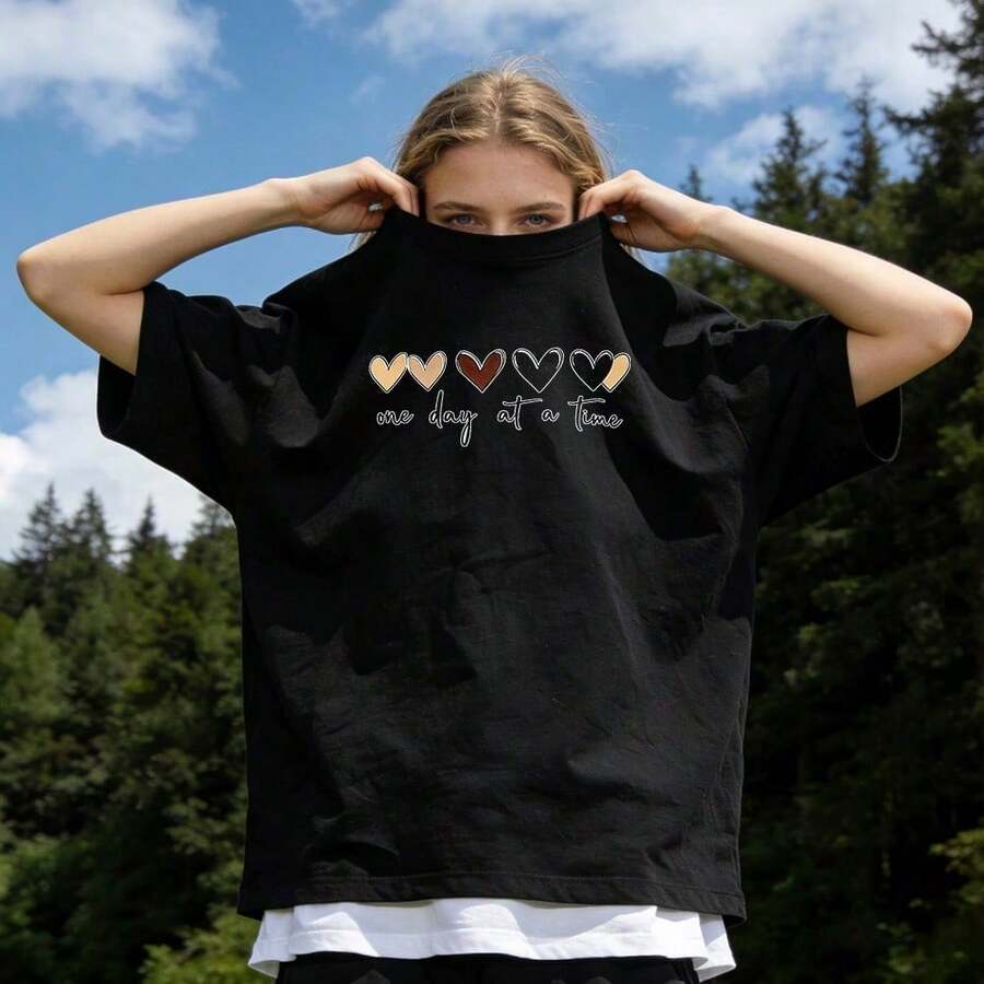 Women's Summer Clothing, Soft And Casual Cotton T-Shirt With Round Neck, "Love One Day At A Time" Letter Print. White. - 黑色 - 查看 1