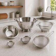6-Piece Set: Rice Strainer + Pasta Strainer + Mesh Strainer + 3 Stainless Steel Sieves - Juego de 3 coladores + 3 tamices - Ver 1