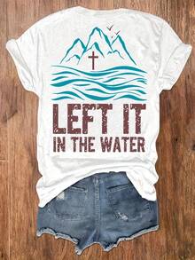 Camiseta casual con estampado de temática cristiana - Camiseta blanca de manga corta y corte ajustado para mujer - Texto marrón desgastado con la frase "stay in the water", decorada con patrones de olas azules y diseños de montañas y aves.| La primera opción para el uso diario, estilo inspirador en una sola prenda de vestir. - Blanco - Ver 6