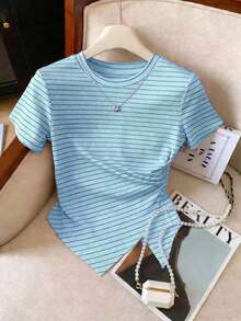 Camiseta casual de mujer de unicolor, cuello redondo, manga corta con bajo asimétrico - Celeste - Ver 1