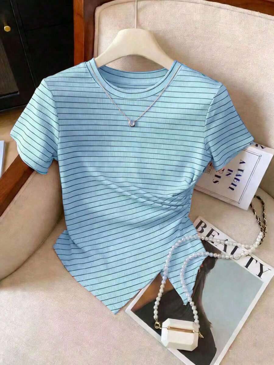 Camiseta casual de mujer de unicolor, cuello redondo, manga corta con bajo asimétrico - Celeste - Ver 1