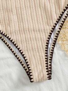 Traje de baño de una pieza de mujer de estilo retro francés en color almendra, con textura de tela acanalada vertical y contraste en marrón oscuro, escote en U con espalda recortada, tirantes anchos, decoración de anillo metálico asimét - Beis - Ver 8