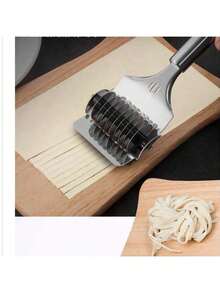 1 pieza Cortador de fideos manual multifuncional de acero inoxidable, máquina de prensar pasta con rodillo cortador de pasta de acero inoxidable y rodillo de separación uniforme, herramienta de cocina de diseño múltiple de tira larga apta para prensar y cortar pasta, aplicable para la cocina diaria y el horneado en casa - Ver 5
