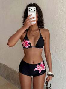 Traje de baño con estampado floral de moda: Top de bikini tipo camiseta con estampado de loto negro + Bottom de traje de baño de talle alto - Conjunto de traje de baño elegante y cómodo para vacaciones de verano, playa y uso en resort en color rojo - Negro - Ver 2