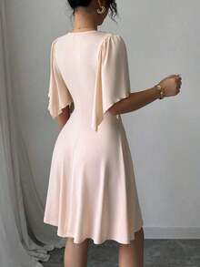 Nuevo vestido elegante corto para mujer con cuello en V, busto fruncido, mangas con volantes y cintura ceñida.Favorecedora y elegante. - Albaricoque - Ver 2