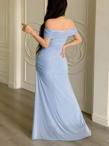 Vestido largo elegante de mujer con hombros descubiertos, cintura fruncida y malla, adecuado para bodas, eventos formales y fiestas de gala - Celeste - Ver 2