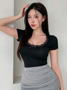 Camiseta ajustada de manga corta con cuello cuadrado, decoración de lazo de encaje y contraste para el Día de San Valentín - Negro 2 - Ver 5