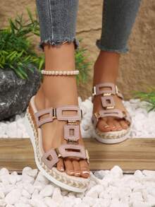 Sandálias femininas Mila Footwear plus size, estilo retrô, com bico aberto e sola de corda. Design geométrico boêmio vintage com detalhes de rebites e sola grossa. Perfeitas para casamentos, festas, férias, verão e outras ocasiões. Sandálias femininas com plataforma e sola grossa. - Roxo Malva - Ver 2