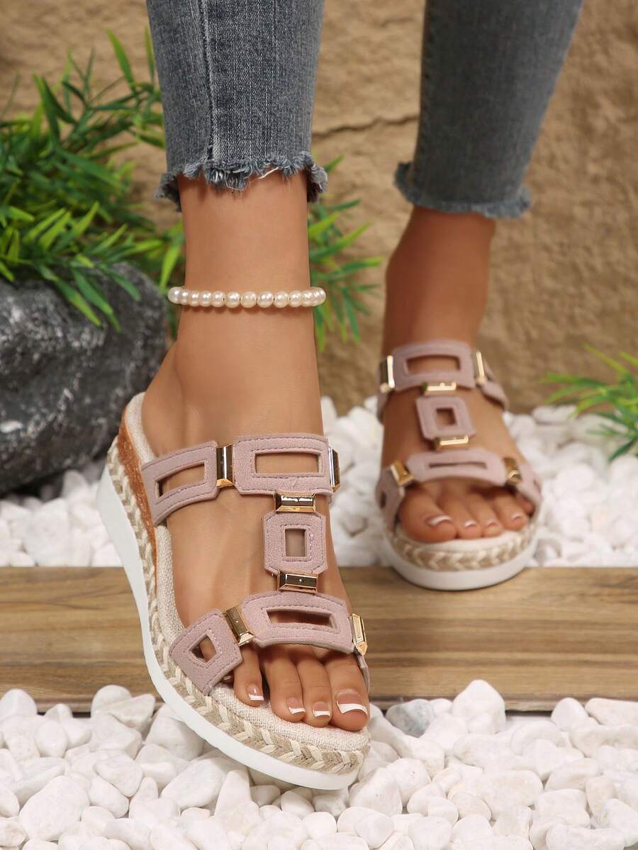 Sandálias femininas Mila Footwear plus size, estilo retrô, com bico aberto e sola de corda. Design geométrico boêmio vintage com detalhes de rebites e sola grossa. Perfeitas para casamentos, festas, férias, verão e outras ocasiões. Sandálias femininas com plataforma e sola grossa.