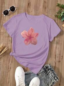 Camiseta oversize azul claro de verano para mujer con estampado de flor rosa Playera holgada de cuello redondo con diseño de flor hibisco rosa, estilo fresco y femenino Camiseta casual azul de manga corta con flor, ideal para looks de playa y verano - YH410-Morado - Ver 2