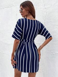Vestido corto de verano casual de vacaciones para mujer con estampado de rayas y cuello en V profundo con cintura ceñida - Azul marino - Ver 2