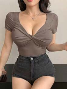 Camiseta corta de mujer con cuello en V, manga corta, ajustada y con nudo, para salir - Marrón Mocha - Ver 6