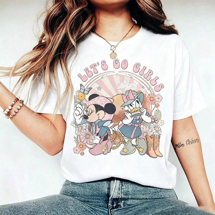 Disney Minnie And Daisy, Who Present The Western Cowboy Style In American Retro Style, Are Matched With Western Elements, Floral Decorations And The Slogan "LET'S GO GIRLS". A Group Of Elegant Ladies And Ladies' Pure Cotton T-Shirts Are Soft, Comfortable And Breathable, Suitable For Daily Wear, Shopping, Travel, Parties And Home Use. Men's And Women's Clothes, As Well As Lovers' Clothes, Are Also Suitable As Exquisite Gifts. Every Woman Should Have One. - 白色 - 查看 1