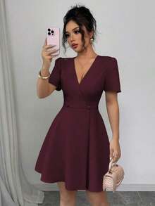 Vestido mini elegante para ir a trabajar, de primavera y verano, con escote cruzado en V, doble botonadura, decoración en forma de A y mangas cortas, en color liso al estilo francés para mujeres - Morado - Ver 8