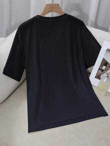 Camiseta de mujer de talla grande con estampado de palmeras y olas en blanco y negro - Camiseta casual de manga corta y cuello redondo para playa con el eslogan "Forever Chasing Sunsets", camiseta hawaiana para vacaciones, corte relajado para conjuntos de verano, estilo Y2k. - Negro - Ver 2