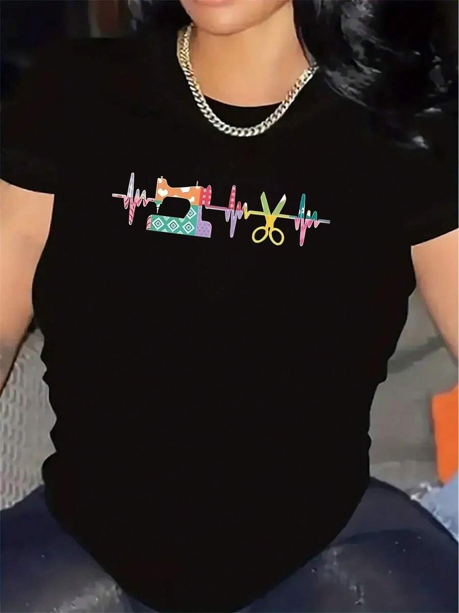 Camiseta de manga corta para entusiastas de la costura, hecha de fibra de poliéster, ligera y duradera, con diseño colorido de máquina de coser y tijeras, perfecta para la sala de manualidades o uso doméstico, ajuste cómodo para uso diario. - Negro - Ver 1