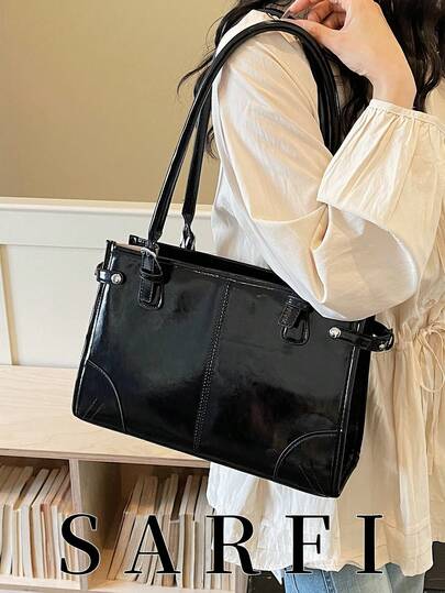 现代风格精致五金肩带设计女士托特包，高端小众亮面PU材质纯黑色手提包，都市通勤风腋下包，适合购物和通勤，实用轻便，易于收纳，顺滑拉链闭合，实用多功能单肩包；耐磨耐用，PU材质单肩包；适合送礼、购物、约会、通勤、拍照、商务旅行和旅游。