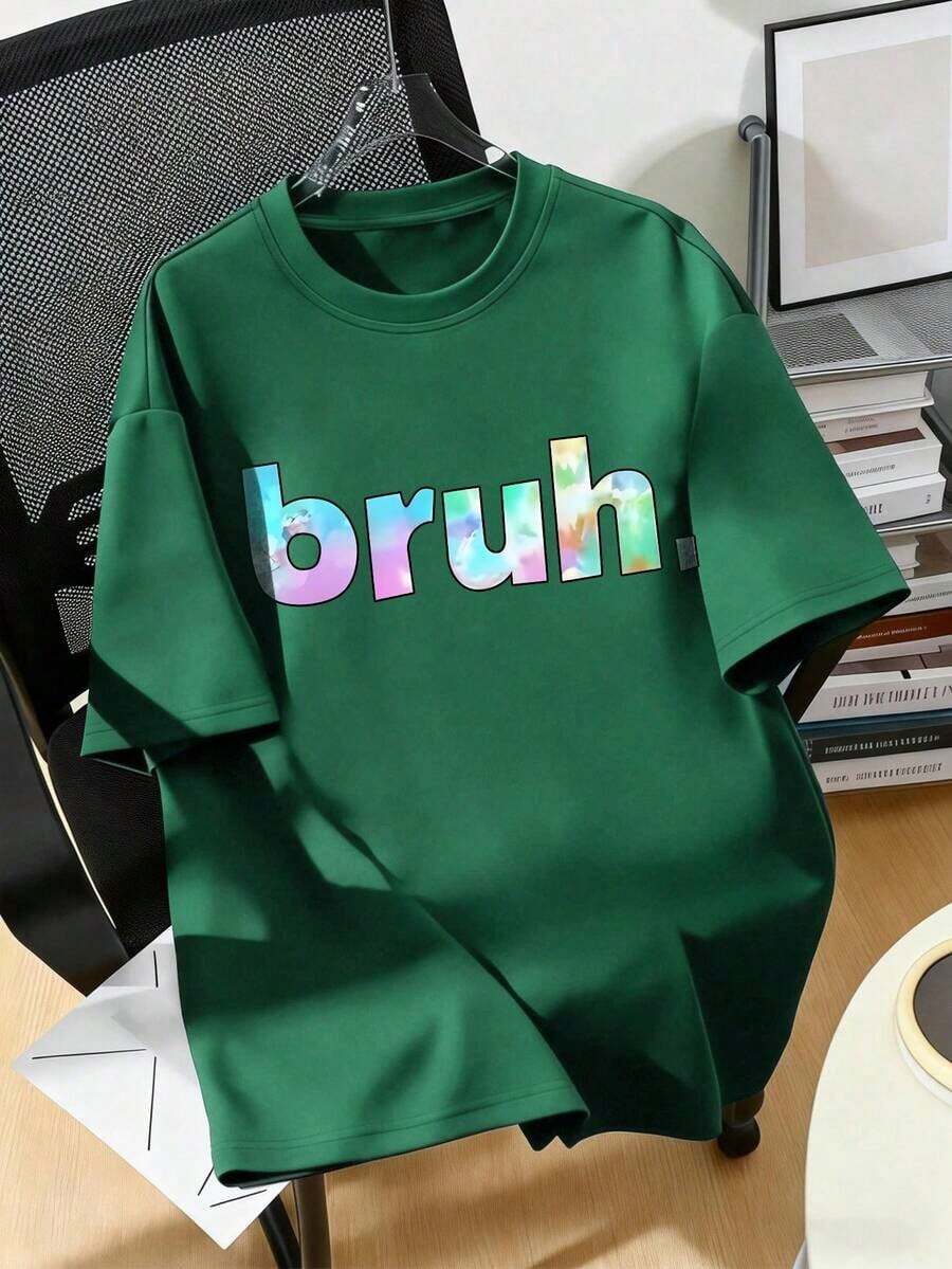 Esta camiseta casual estampada está diseñada específicamente para niñas y adolescentes, y presenta un diseño gráfico con la palabra "Bruh".El diseño de cuello redondo y manga corta es muy adecuado para el uso en verano.Es la elección perfecta para salidas de verano, escuela, picnics, temporadas de primavera y verano, viajes y fiestas. - Verde Oscuro - Ver 1