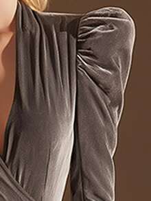 New Women's Autumn-Winter Skirt, English Style, Fitted Cut, Pencil Skirt, Textured Velvet Fabric, Buttoned Shoulders, Flattering Design, Perfect For Office Looks And Events - 銀色 - 查看 7