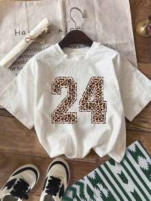 Camiseta de Mujer con Estampado de Leopardo - Letra 24 - Manga Corta, Cuello Redondo, Ropa Casual y Deportiva, Top de Verano Ajustado con Estampado, Blusa Lavable a Máquina para Entrenamiento y Atuendos Casuales - Blanco - Ver 7