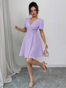 Vestido mini elegante para ir a trabajar, de primavera y verano, con escote cruzado en V, doble botonadura, decoración en forma de A y mangas cortas, en color liso al estilo francés para mujeres - Morado - Ver 7