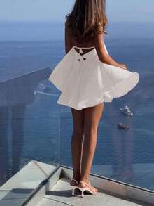 Vestido curto feminino sexy com decote em V profundo, alças finas, costas nuas, modelagem solta em A, camadas com babados na barra, ideal para férias, uso casual e festas tropicais elegantes no verão. Branco. - Branco - Ver 3