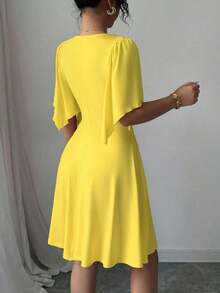 Nuevo vestido elegante corto para mujer con cuello en V, busto fruncido, mangas con volantes y cintura ceñida.Favorecedora y elegante. - Amarillo - Ver 2