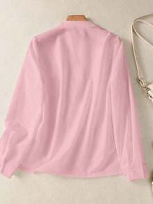 Camisa de mujer de unicolor con cuello en V y botones - Blusa casual y elegante de manga larga con detalle de bolsillo, adecuada para vacaciones, viajes y uso diario, artículo esencial para primavera, verano, otoño e invierno - Estampado de caballero rosa - Ver 4