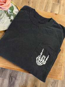 Limited-Time Offer On Cotton T-Shirts For Women. New Seasonal Products. Limited-Time Offer. Commemorative Embroidered Skull Pocket T-Shirt, Short Sleeve Skull Hand T-Shirt, Comfortable Colorful Pocket T-Shirt, Metal Shirt Alternative Ladies Shirt ZO5O - 黑色 - 查看 1