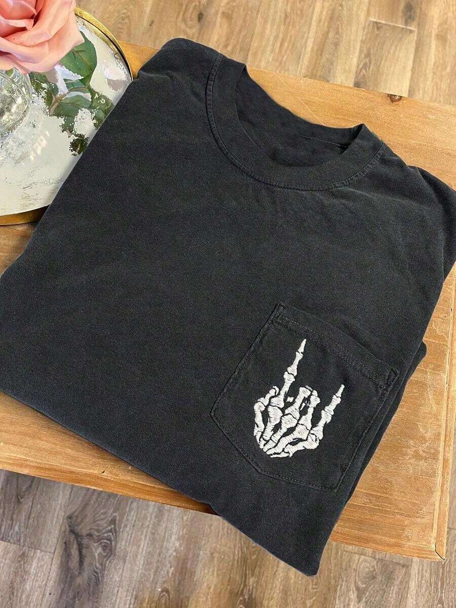 Limited-Time Offer On Cotton T-Shirts For Women. New Seasonal Products. Limited-Time Offer. Commemorative Embroidered Skull Pocket T-Shirt, Short Sleeve Skull Hand T-Shirt, Comfortable Colorful Pocket T-Shirt, Metal Shirt Alternative Ladies Shirt ZO5O - 黑色 - 查看 1