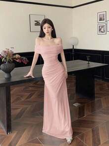 Vestido largo elegante de mujer con hombros descubiertos, cintura fruncida y malla, adecuado para bodas, eventos formales y fiestas de gala - Rosa - Ver 7