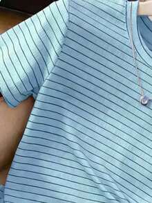 Camiseta casual de mujer de unicolor, cuello redondo, manga corta con bajo asimétrico - Celeste - Ver 4