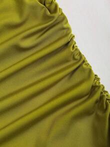 Nuevo diseño de vestido mini para mujer con falda en forma de pastel, cuello halter, y ribete metálico en espiral que estiliza la silueta - Verde Oliva - Ver 4