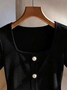 Camiseta elástica de manga corta con cuello cuadrado en color albaricoque sólido, diseño minimalista, adecuada para uso diario, con decoración de botones, diseño minimalista, para verano, versátil - Negro - Ver 6