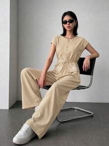 A&DD MODA, REF: AS1990 - Women's Set Consisting Of A Short-Sleeved Blouse And Pants. The Blouse Has A Round Neckline With Details And Buttons. The Pants Have A Straight Cut For A Slimming Effect. This Casual Yet Elegant Set Is Ideal For Special Occasions And Social Events, Creating A Complete And Sophisticated Look. - 米色 - 查看 4