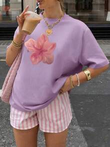 Camiseta oversize azul claro de verano para mujer con estampado de flor rosa Playera holgada de cuello redondo con diseño de flor hibisco rosa, estilo fresco y femenino Camiseta casual azul de manga corta con flor, ideal para looks de playa y verano - YH410-Morado - Ver 1