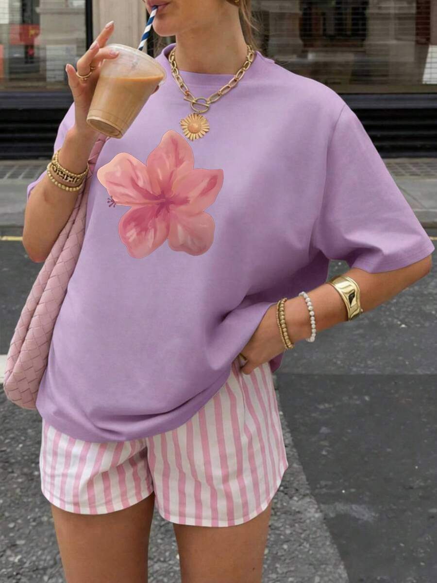 Camiseta oversize azul claro de verano para mujer con estampado de flor rosa Playera holgada de cuello redondo con diseño de flor hibisco rosa, estilo fresco y femenino Camiseta casual azul de manga corta con flor, ideal para looks de playa y verano - YH410-Morado - Ver 1